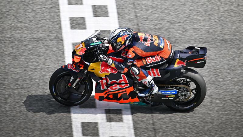 MotoGP 2026. GP di Thailandia. Sprint: spettacolo M&aacute;rquez-Pedro Acosta, vince il pi&ugrave; giovane per una penalizzazione a Marc, caduto Marco Bezzecchi [RISULTATI e VIDEO]