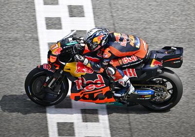 MotoGP 2026. GP di Thailandia. Sprint: spettacolo Márquez-Pedro Acosta, vince il più giovane per una penalizzazione a Marc, caduto Marco Bezzecchi [RISULTATI e VIDEO]