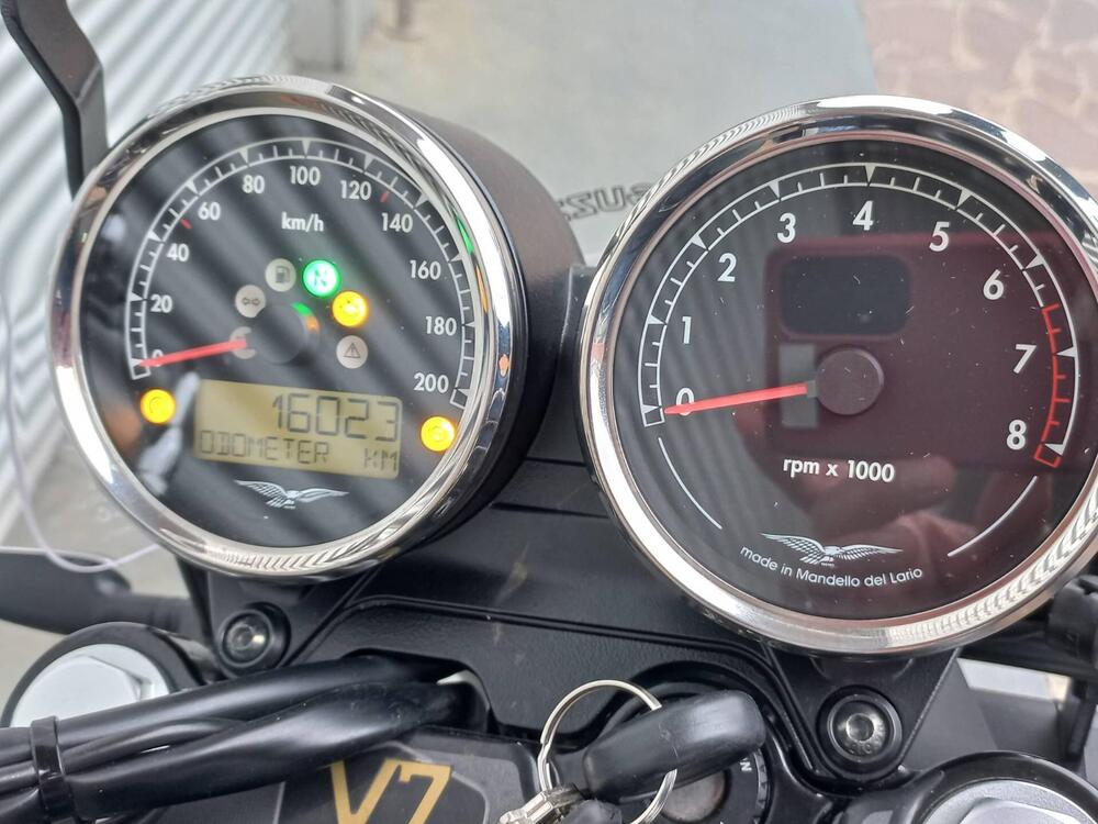 Moto Guzzi V7 Stone Special Edition (2022 - 25) (5)