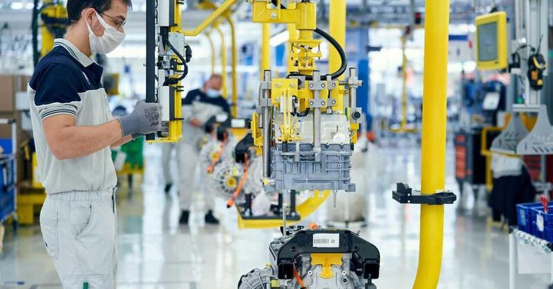 La fabbrica che non dorme mai: perch&eacute; la robotica sta cambiando il costo dell&rsquo;auto