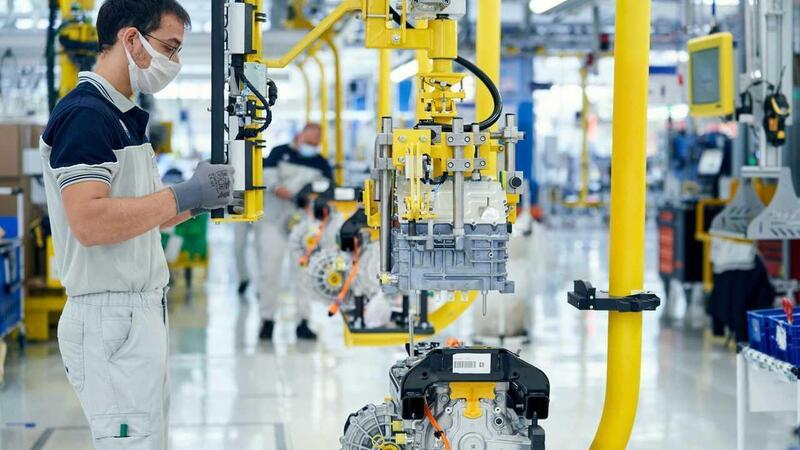 La fabbrica che non dorme mai: perch&eacute; la robotica sta cambiando il costo dell&rsquo;auto