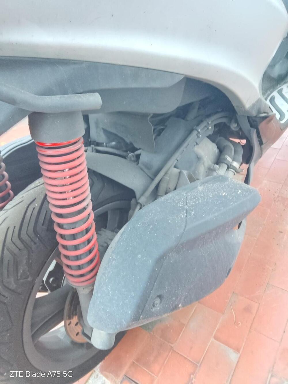 Piaggio MP3 300 ABS Hpe (2021 - 24) (9)