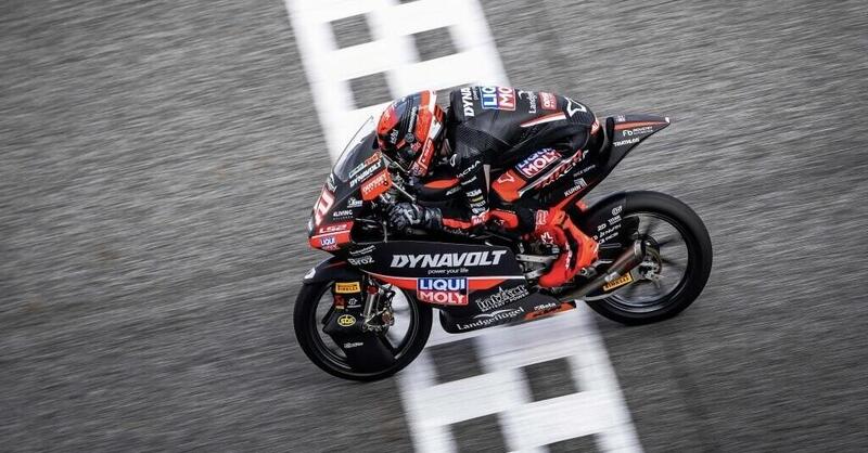 MotoGP 2026. GP di Thailandia. Moto3: David Almansa beffa Maximo Quiles per soli 3 millesimi. Cadono Guido Pini e Matteo Bertelle [RISULTATI]