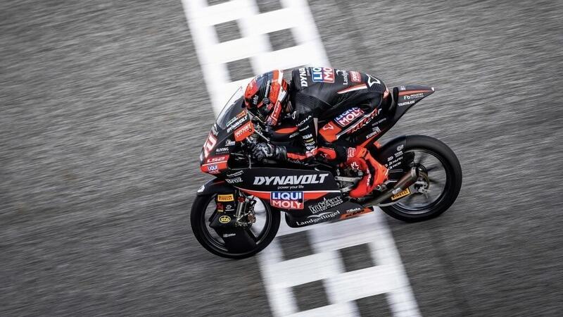 MotoGP 2026. GP di Thailandia. Moto3: David Almansa beffa Maximo Quiles per soli 3 millesimi. Cadono Guido Pini e Matteo Bertelle [RISULTATI]