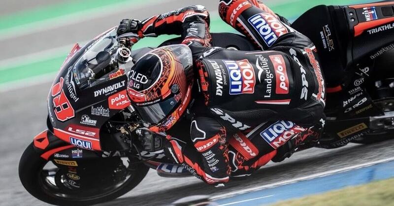 MotoGP 2026. GP di Thailandia. Moto2: Manu Gonzalez torna alla vittoria davanti a Izan Guevara in una gara segnata dalle bandiere rosse [RISULTATI]