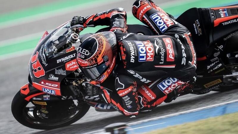 MotoGP 2026. GP di Thailandia. Moto2: Manu Gonzalez torna alla vittoria davanti a Izan Guevara in una gara segnata dalle bandiere rosse [RISULTATI]