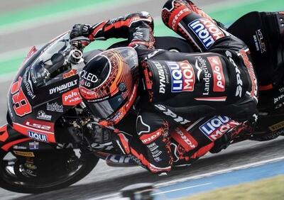 MotoGP 2026. GP di Thailandia. Moto2: Manu Gonzalez torna alla vittoria davanti a Izan Guevara in una gara segnata dalle bandiere rosse [RISULTATI]