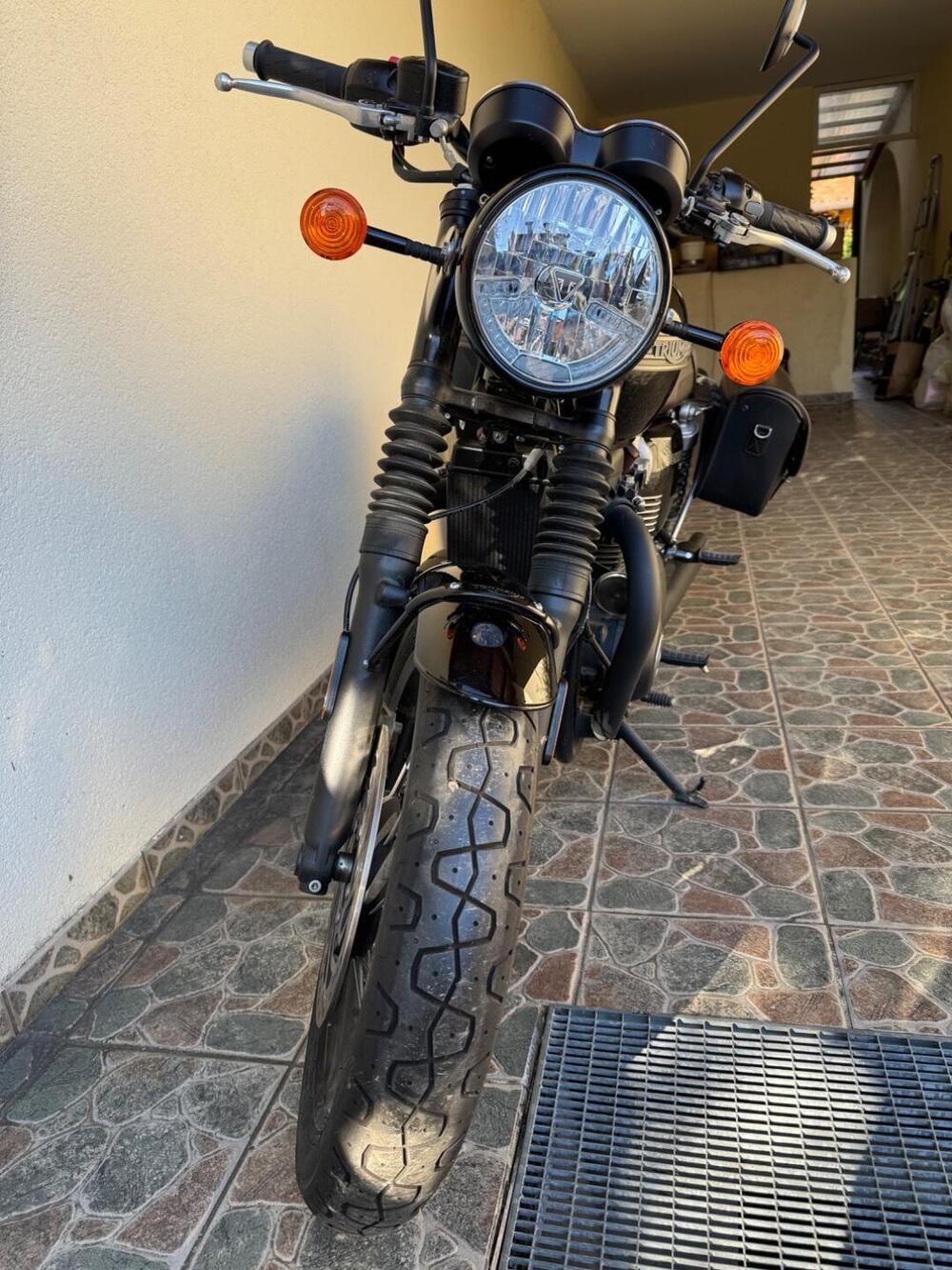 Triumph Bonneville T120 Black (2021 - 25) (4)