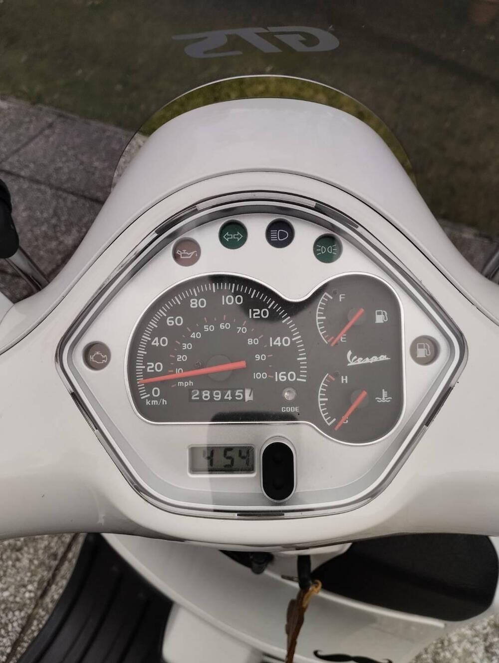 Vespa GTS 300 Super (2008 - 16) (2)