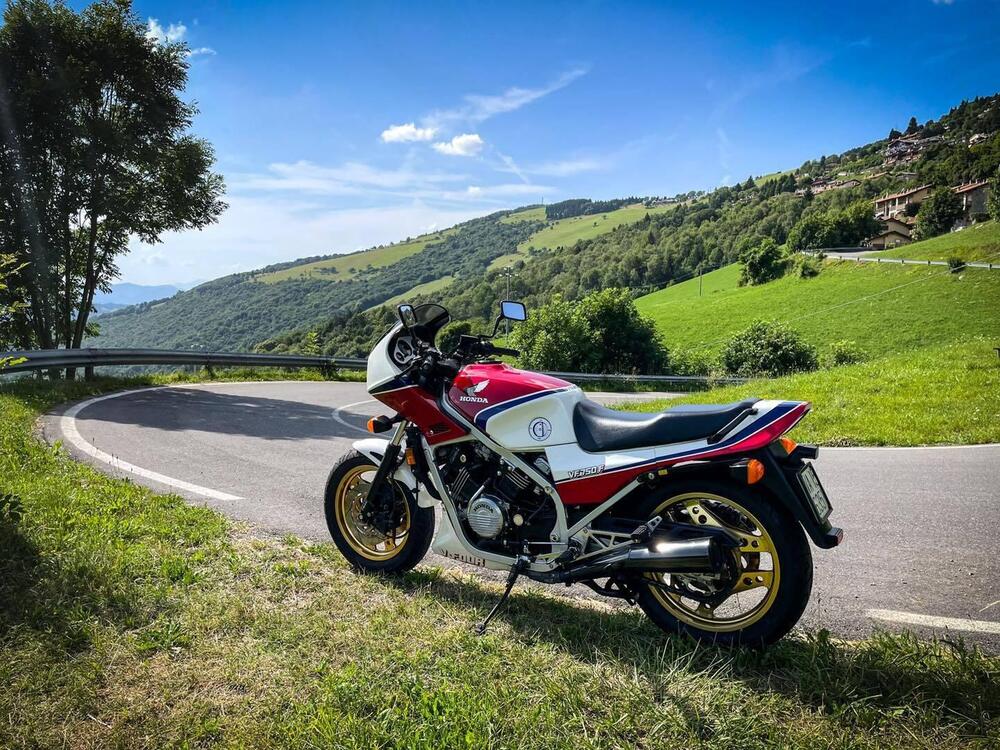 Honda VF750F (4)