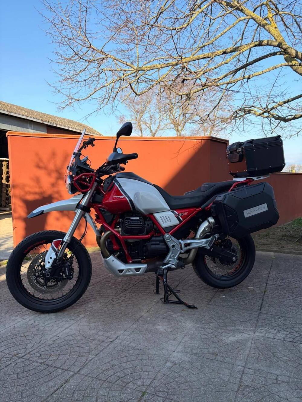 Moto Guzzi V85 TT Evocative Graphics (2019 - 20) (2)