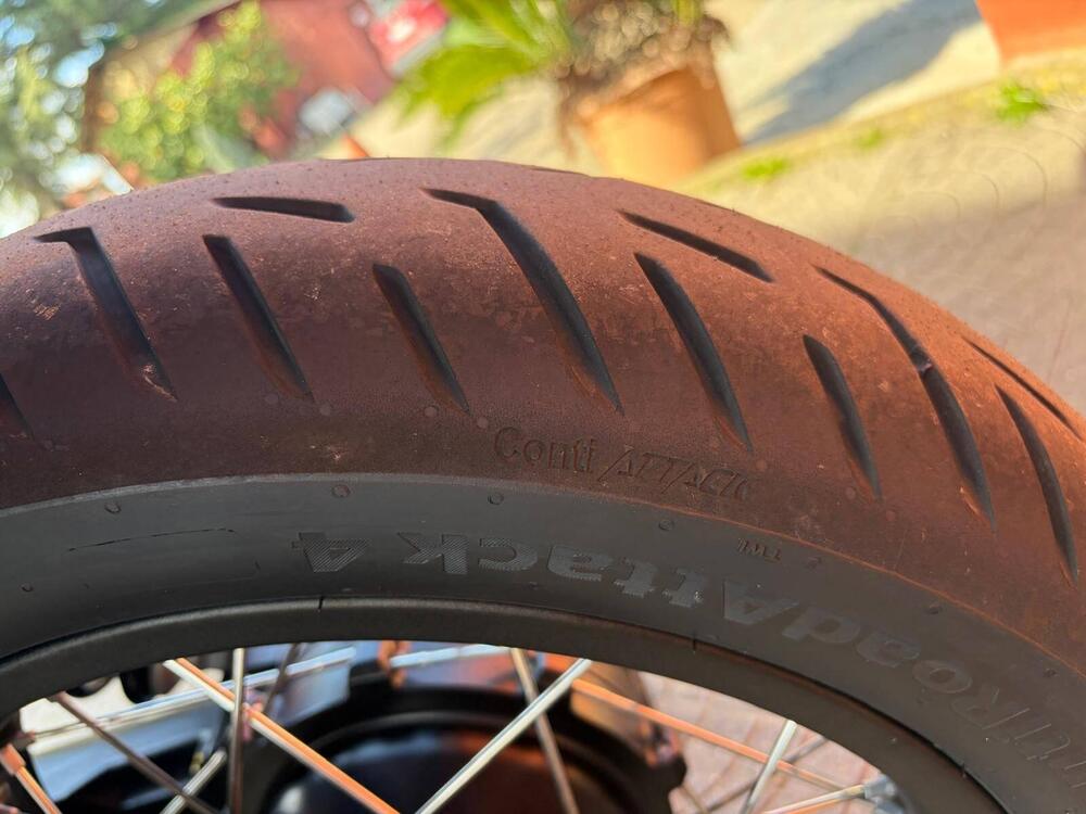 Moto Guzzi V85 TT Evocative Graphics (2019 - 20) (10)