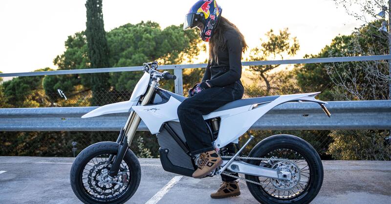 Sarah Lezito entra nella famiglia SENA, l'interfono diventa parte attiva dello stunt riding