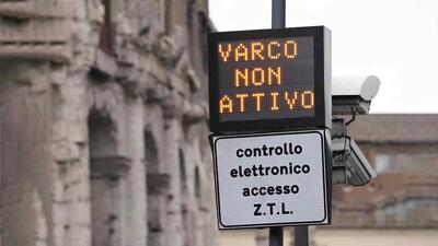 ZTL Roma: stop al pass gratuito per le elettriche, ma benzina e diesel pagano il doppio
