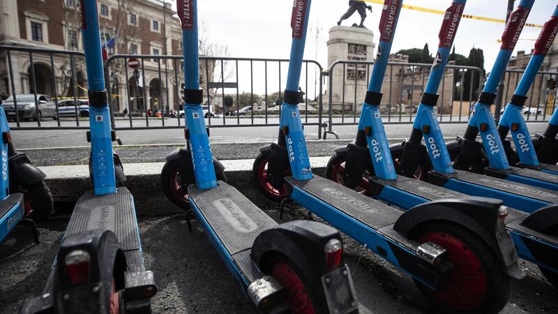 Targa e assicurazione monopattini: problemi a raffica, tutto slitta ad aprile