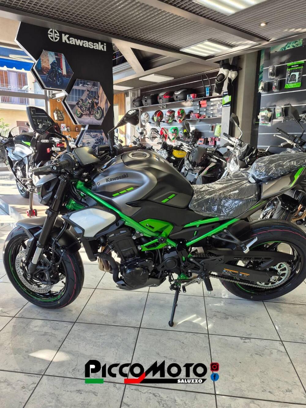 Kawasaki Z 900 (2025 - 26) (4)