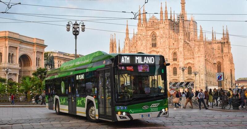 Milano, autobus dell'ATM travolge una moto