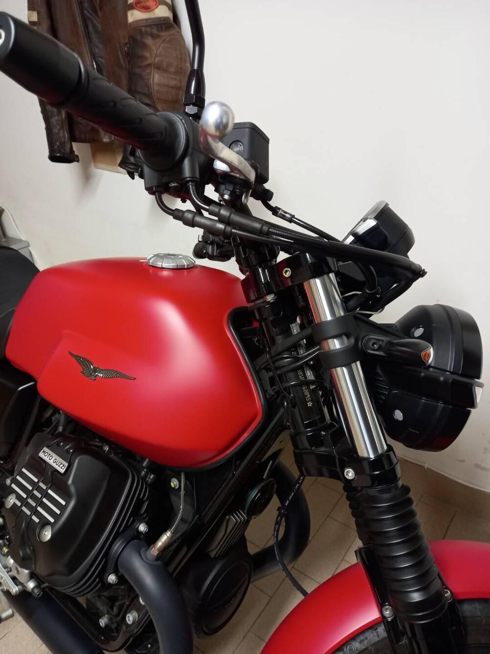 Moto Guzzi V7 Stone (2021 - 24) (2)