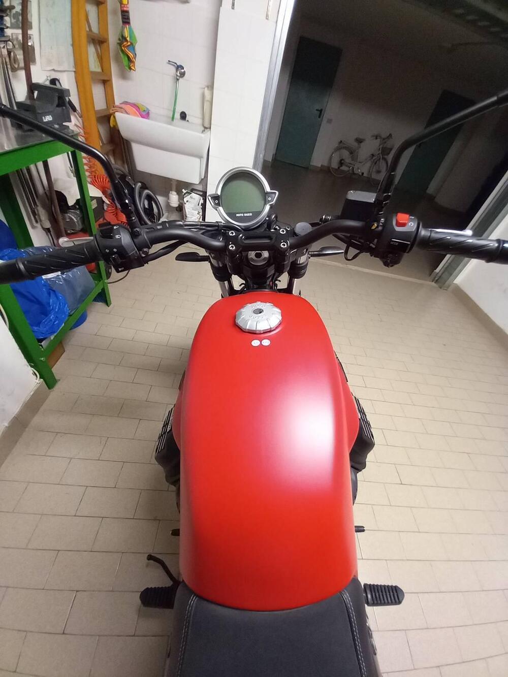 Moto Guzzi V7 Stone (2021 - 24) (4)