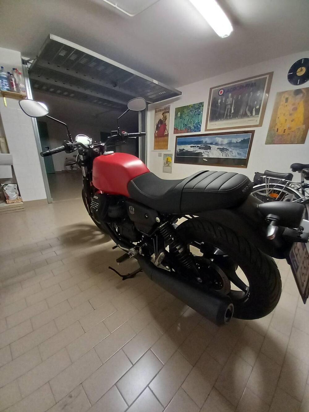 Moto Guzzi V7 Stone (2021 - 24) (9)