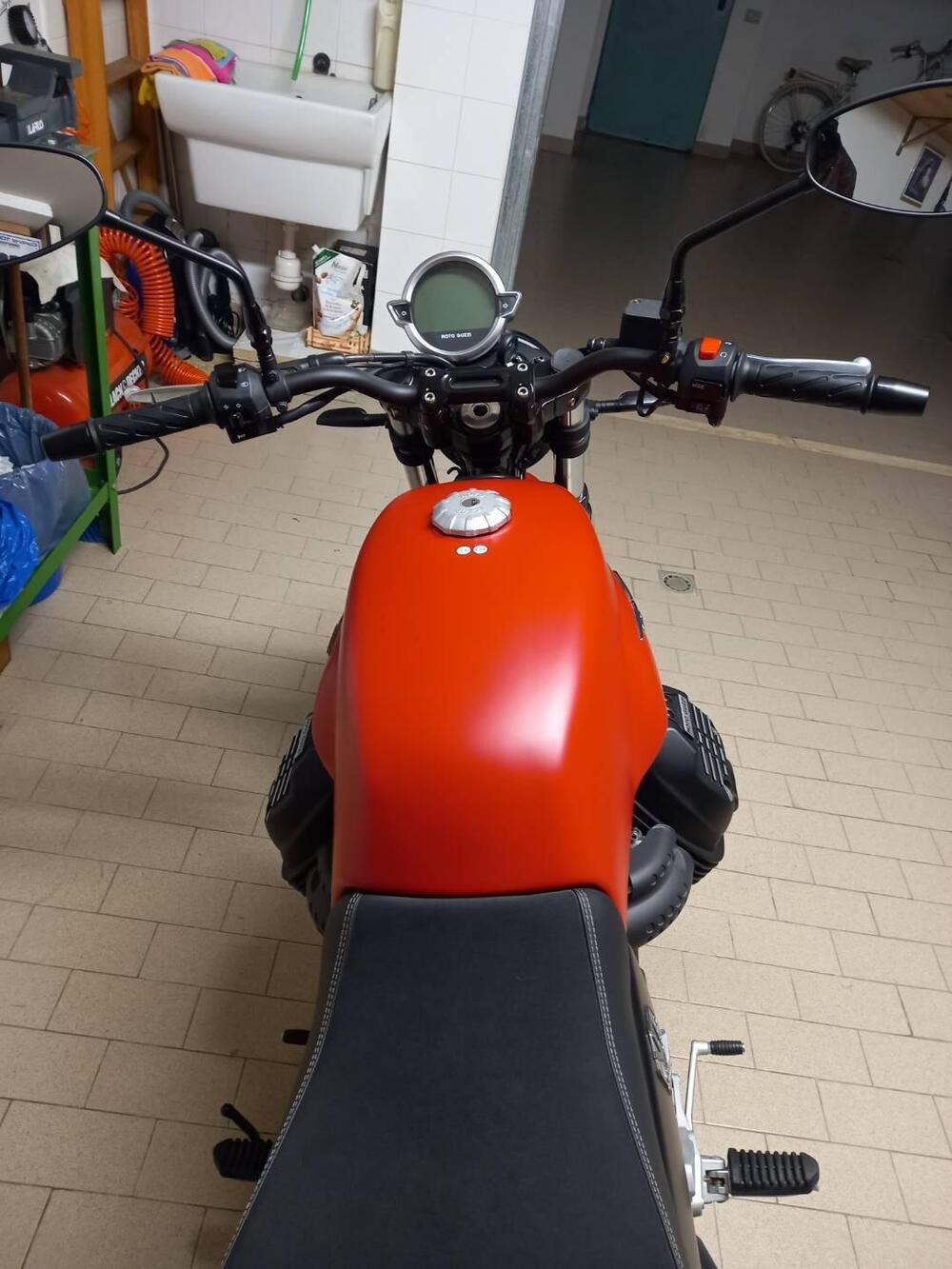 Moto Guzzi V7 Stone (2021 - 24) (11)