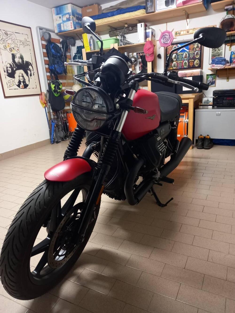 Moto Guzzi V7 Stone (2021 - 24) (18)
