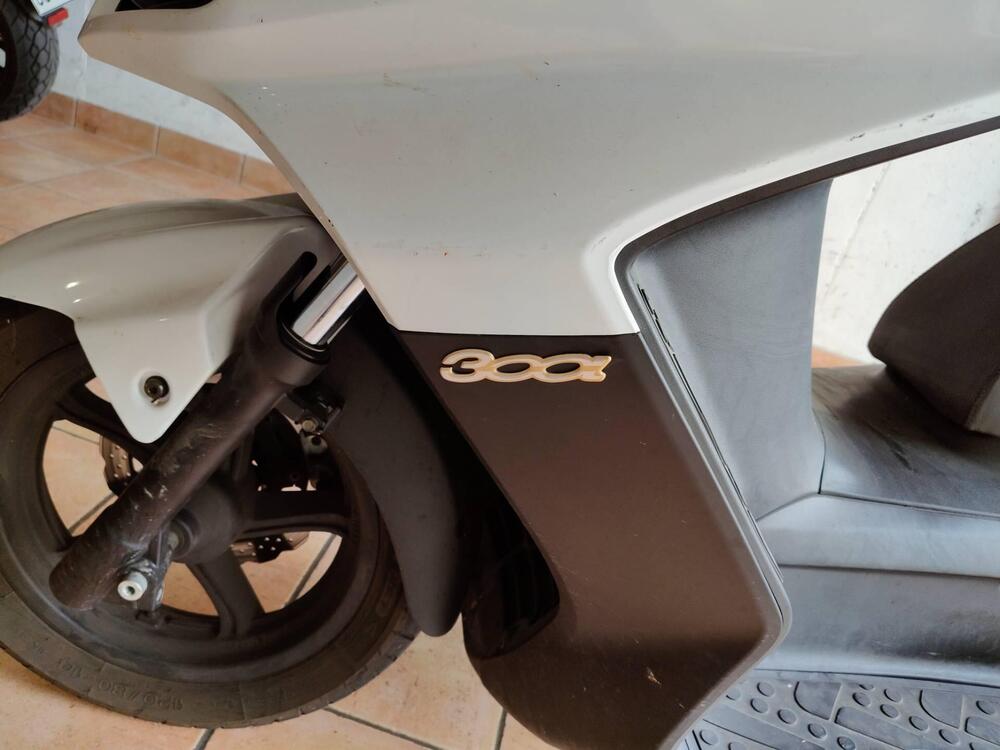 Kymco Downtown 300i (2009 - 17) (4)