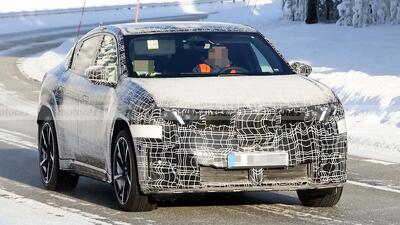 BMW iX4: prime foto spia del SUV elettrico su piattaforma Neue Klasse sorpresa durante i test invernali