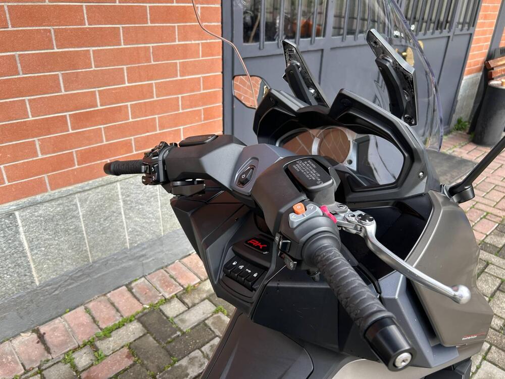 Kymco AK 550 Premium (2023 - 25) (11)