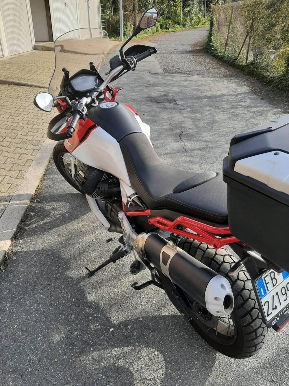 Moto Guzzi V85 TT (2021 - 23) (2)