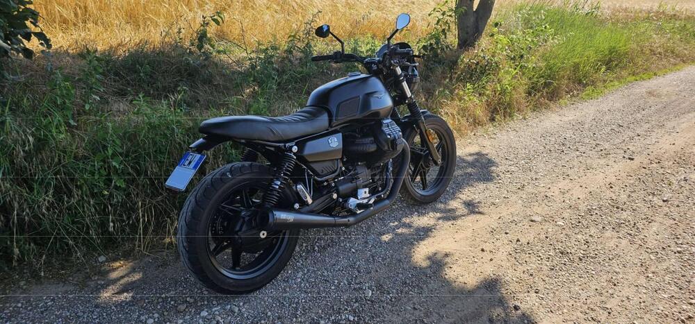 Moto Guzzi V7 Stone (2021 - 24) (3)
