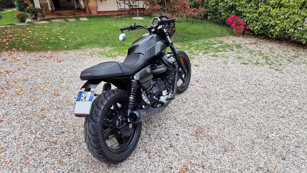 Moto Guzzi V7 Stone (2021 - 24) (7)