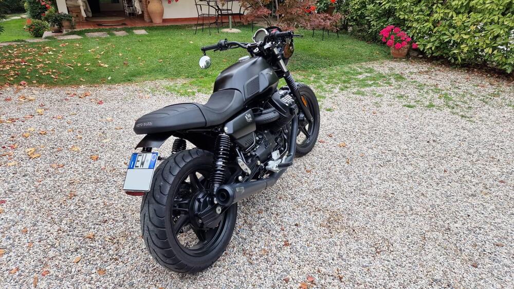 Moto Guzzi V7 Stone (2021 - 24) (12)