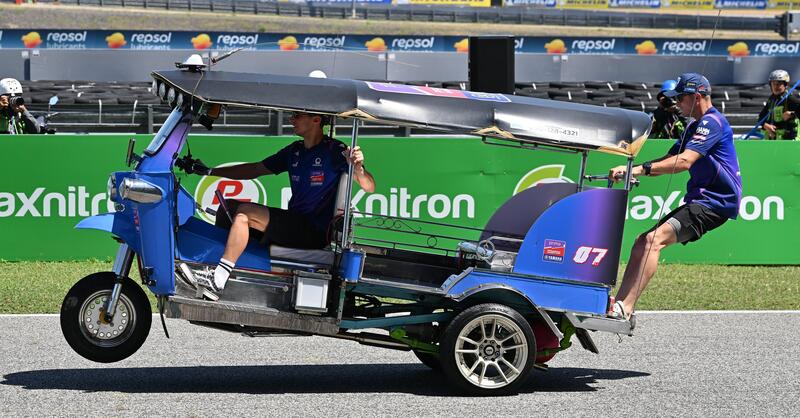 MotoGP 2026. GP di Thailandia. Toprak Razgatlioglu vince la sua prima gara in MotoGP (ma guida un Tuk-Tuk) [VIDEO]