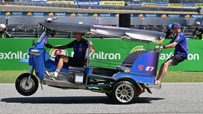 MotoGP 2026. GP di Thailandia. Toprak Razgatlioglu vince la sua prima gara in MotoGP (ma guida un Tuk-Tuk) [VIDEO]