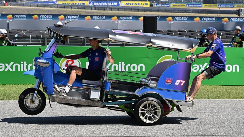 MotoGP 2026. GP di Thailandia. Toprak Razgatlioglu vince la sua prima gara in MotoGP (ma guida un Tuk-Tuk) [VIDEO]