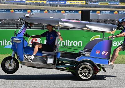 MotoGP 2026. GP di Thailandia. Toprak Razgatlioglu vince la sua prima gara in MotoGP (ma guida un Tuk-Tuk) [VIDEO]