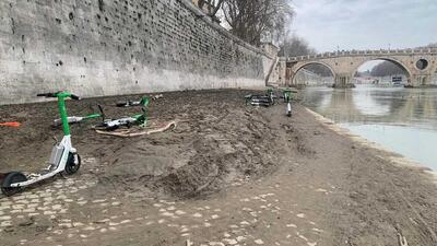 Roma, monopattini abbandonati sulle rive del Tevere