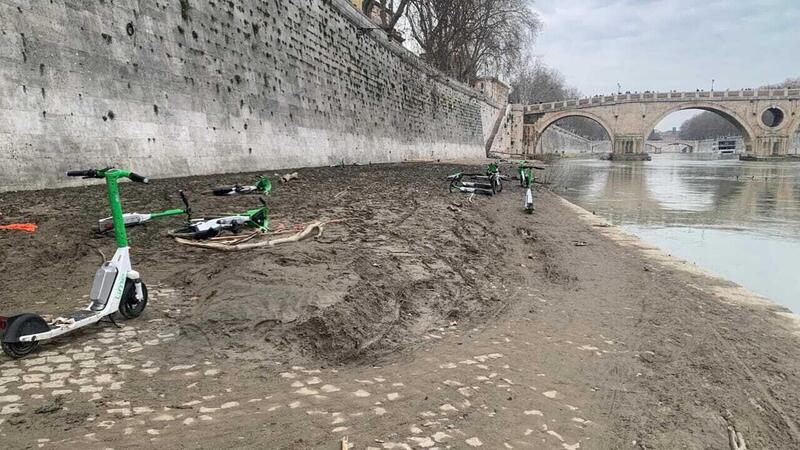 Roma, monopattini abbandonati sulle rive del Tevere