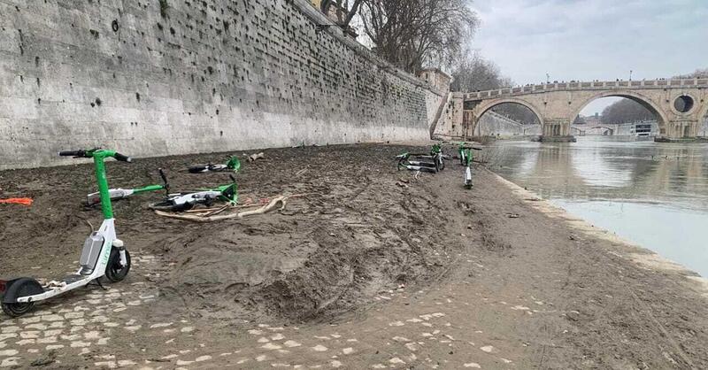 Roma, monopattini abbandonati sulle rive del Tevere