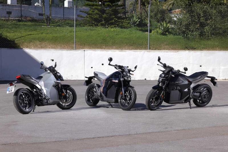 La WN7 nelle diverse colorazioni. Per il 2026 in Italia verr&agrave; commercializzata solo nella Graphite Black con inserti oro.