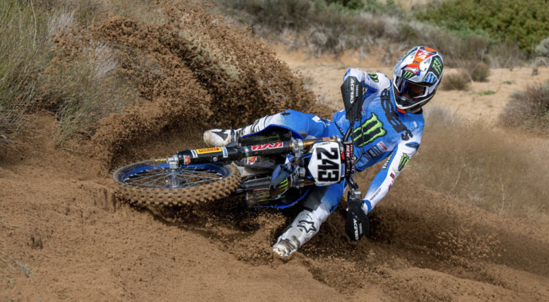 Tim Gajser in blu... attenzione perch&eacute; lo abbiamo intervistato e sembra pi&ugrave; carico che mai