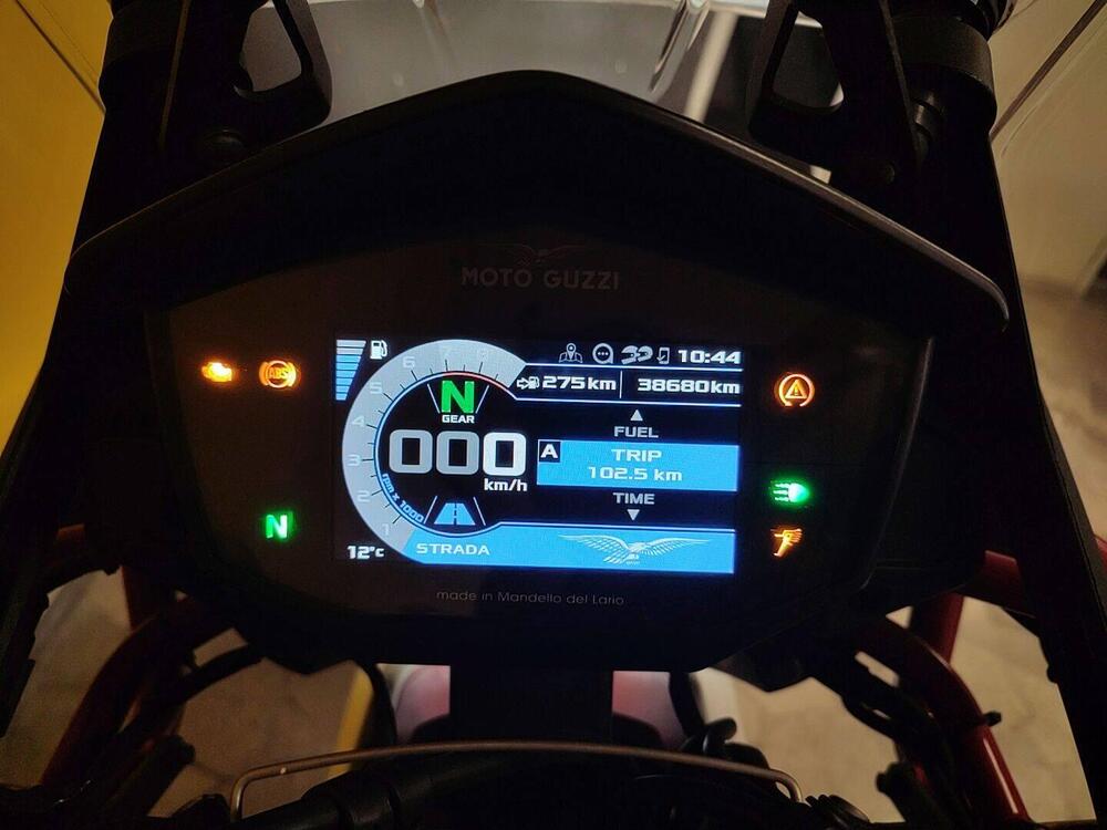 Moto Guzzi V85 TT Evocative Graphics (2021 - 23) (5)