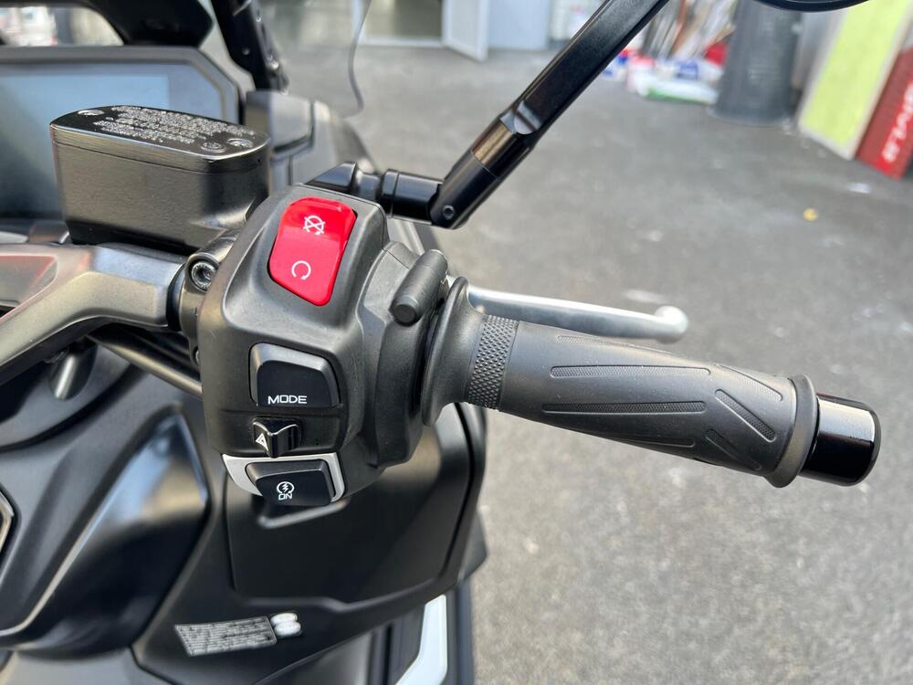 Yamaha T-Max 560 (2022 - 24) (16)