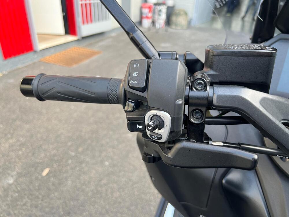 Yamaha T-Max 560 (2022 - 24) (17)