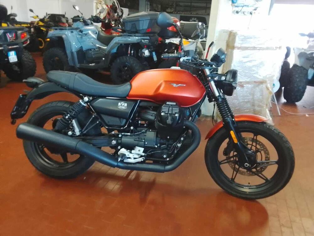 Moto Guzzi V7 Stone (2021 - 24) (2)