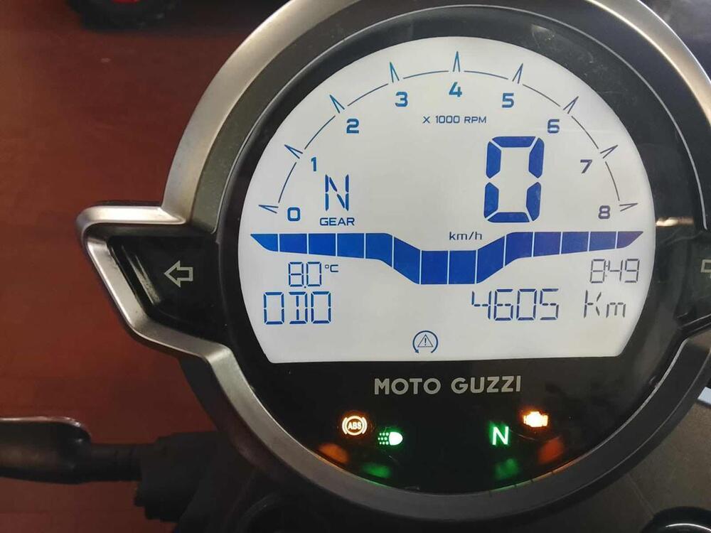 Moto Guzzi V7 Stone (2021 - 24) (6)