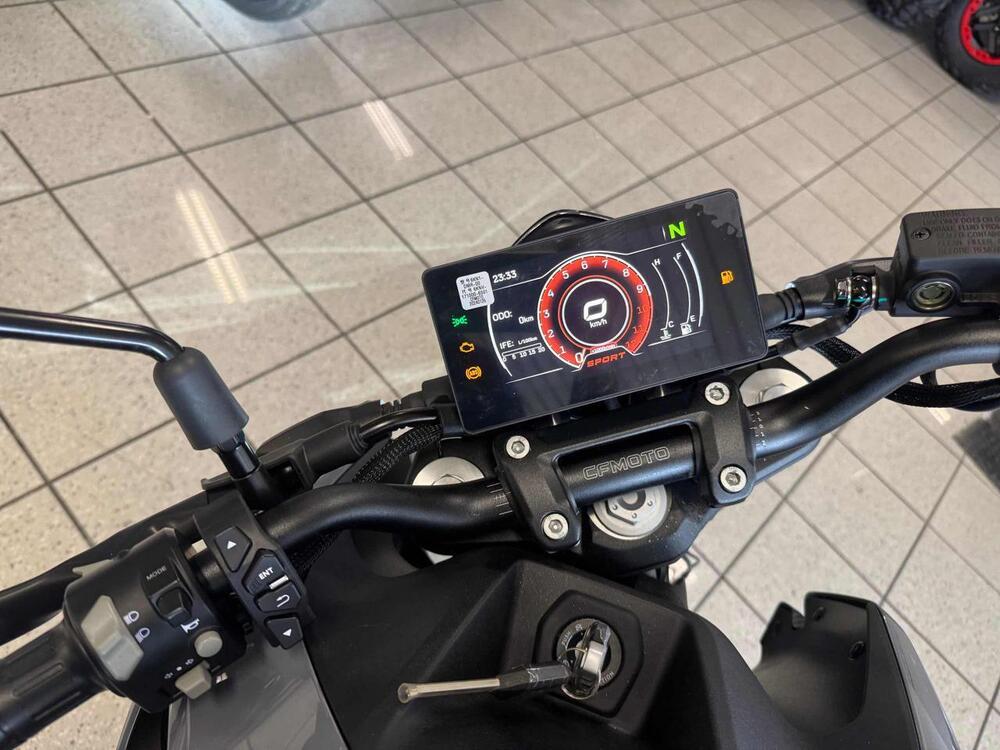 CFMOTO 300NK (2021 - 26) (4)