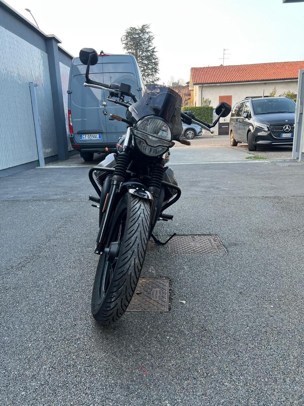 Moto Guzzi V7 Stone Special Edition (2022 - 25) (3)