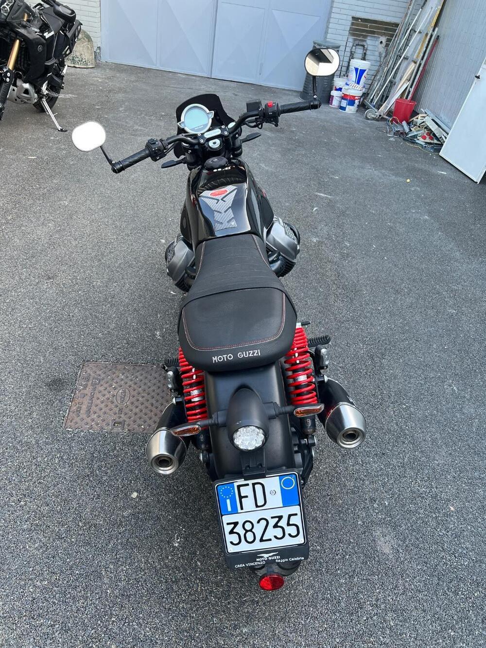 Moto Guzzi V7 Stone Special Edition (2022 - 25) (4)